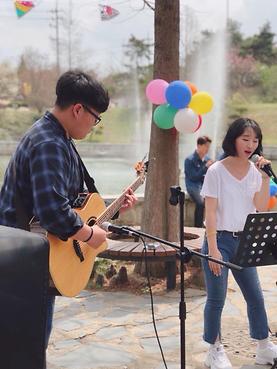 문화융합대학 축제 내 예술심리치료학과 학생들의 버스킹